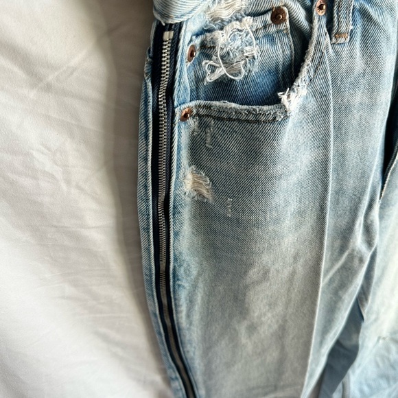 Abercrombie & Fitch Light Wash Annie High Rise Girlfriend Jeans w Zippers Size 6 - Picture 3 of 5